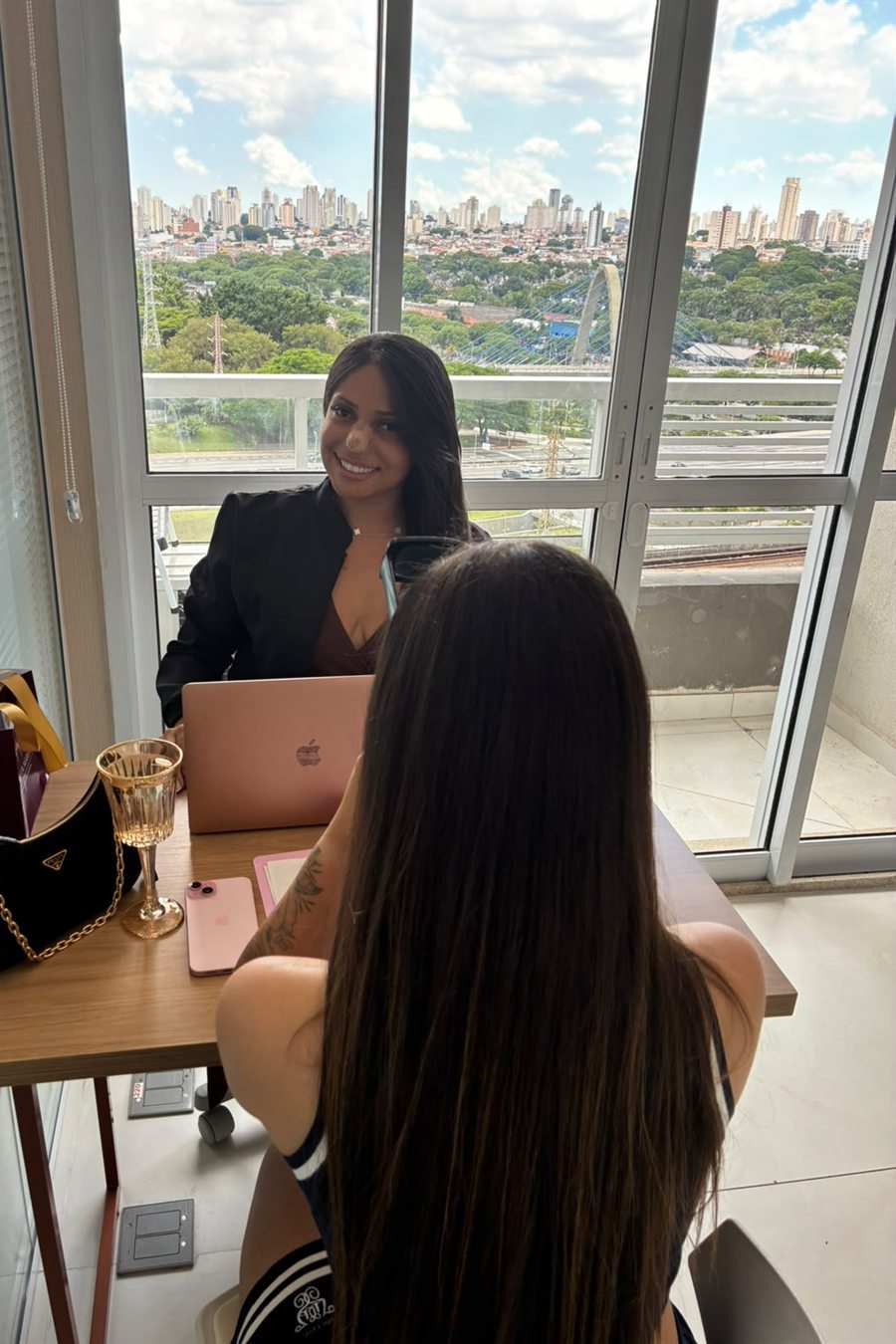 Jenifer Mariano em consulta de avaliação com uma paciente